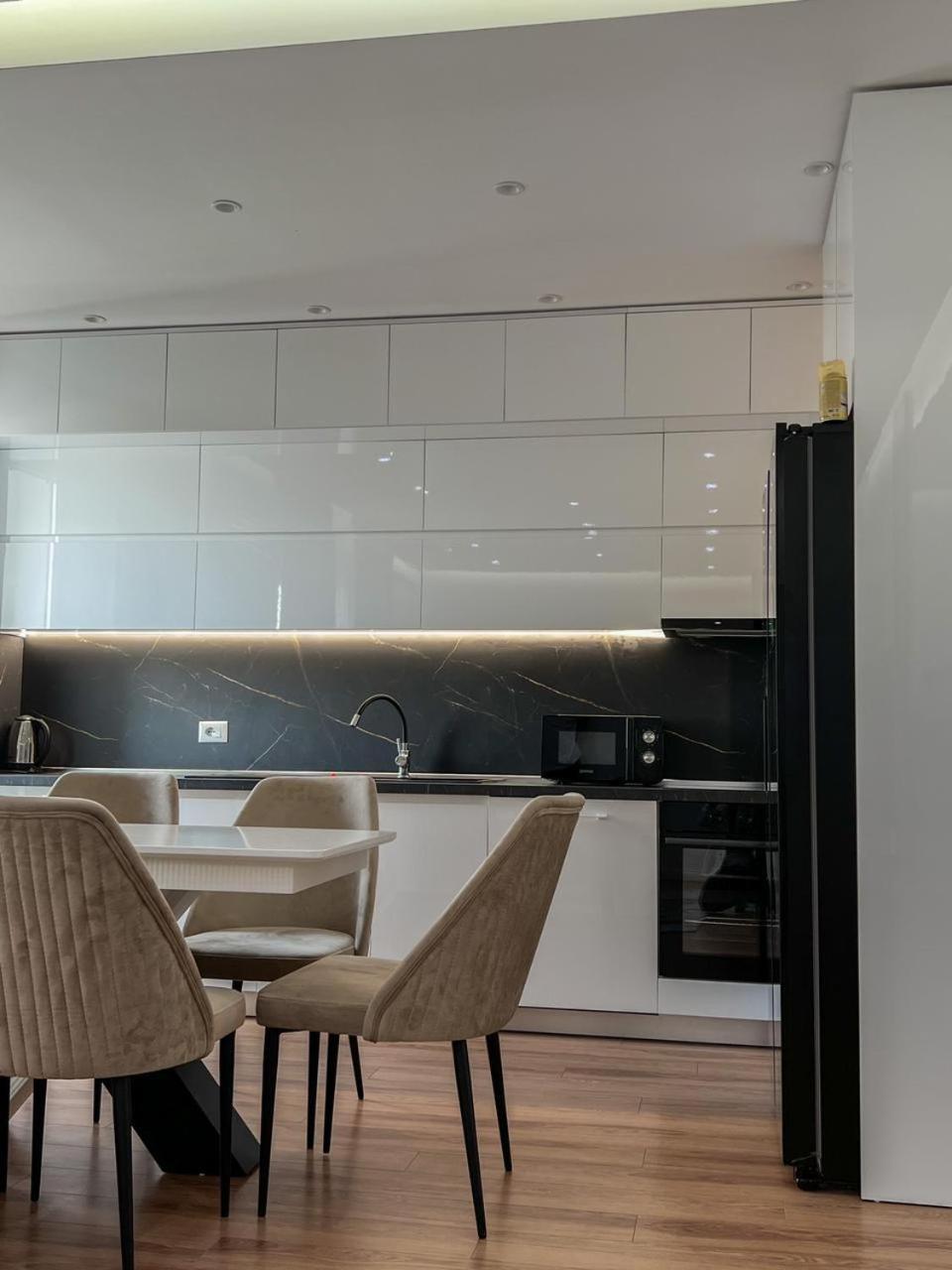 Lux Apartment At Arlis Τίρανα Εξωτερικό φωτογραφία