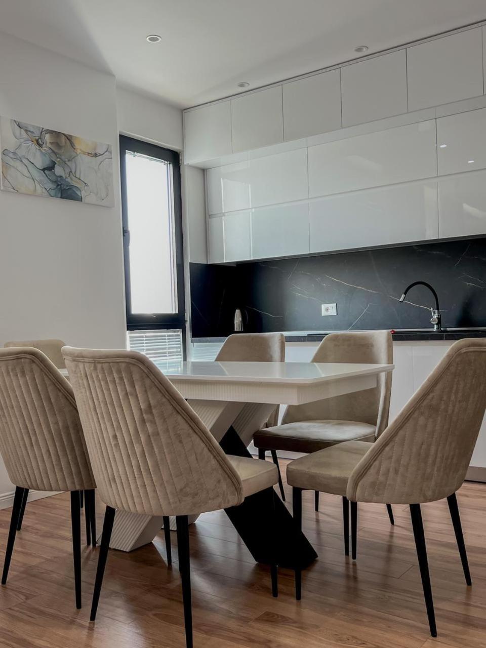 Lux Apartment At Arlis Τίρανα Εξωτερικό φωτογραφία