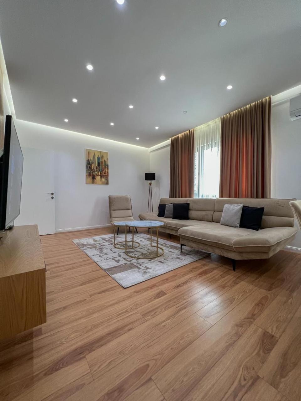 Lux Apartment At Arlis Τίρανα Εξωτερικό φωτογραφία
