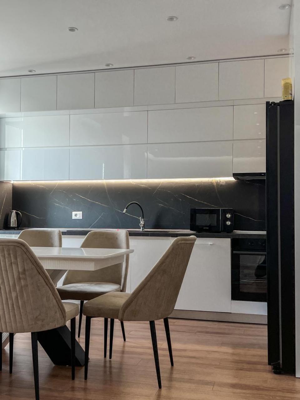 Lux Apartment At Arlis Τίρανα Εξωτερικό φωτογραφία