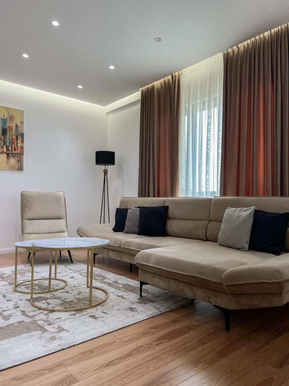 Lux Apartment At Arlis Τίρανα Εξωτερικό φωτογραφία