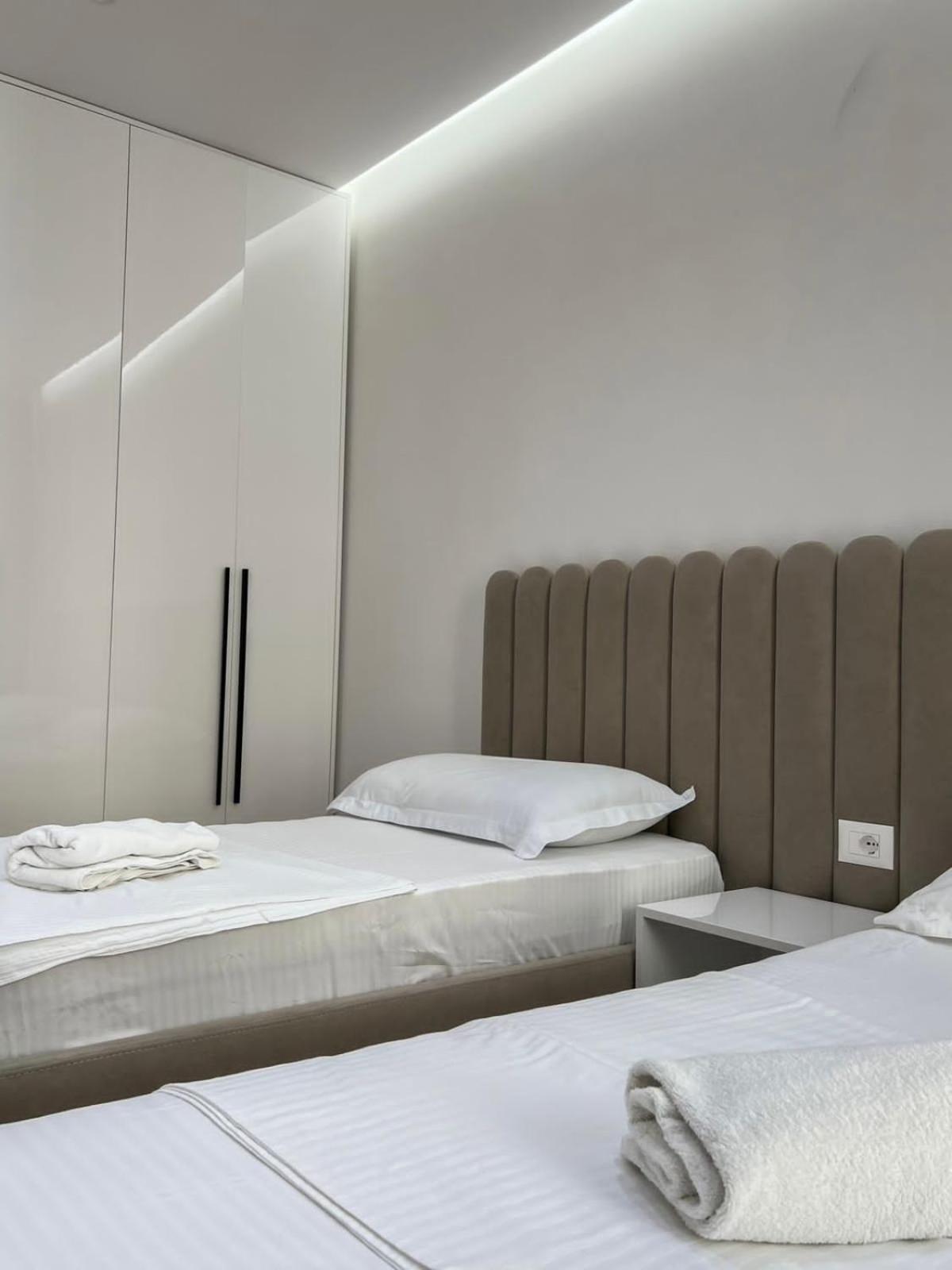 Lux Apartment At Arlis Τίρανα Εξωτερικό φωτογραφία