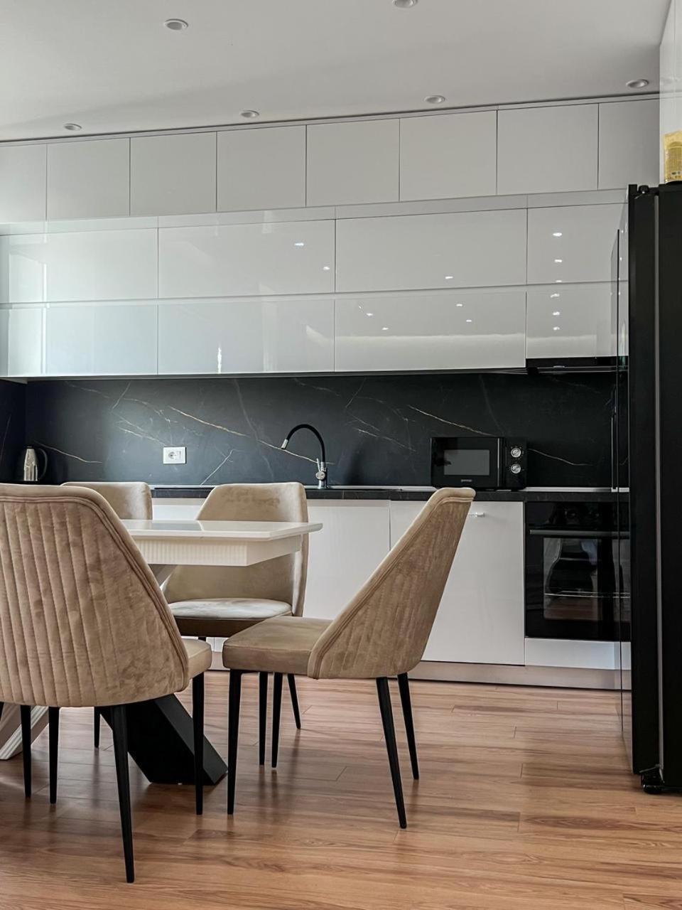 Lux Apartment At Arlis Τίρανα Εξωτερικό φωτογραφία