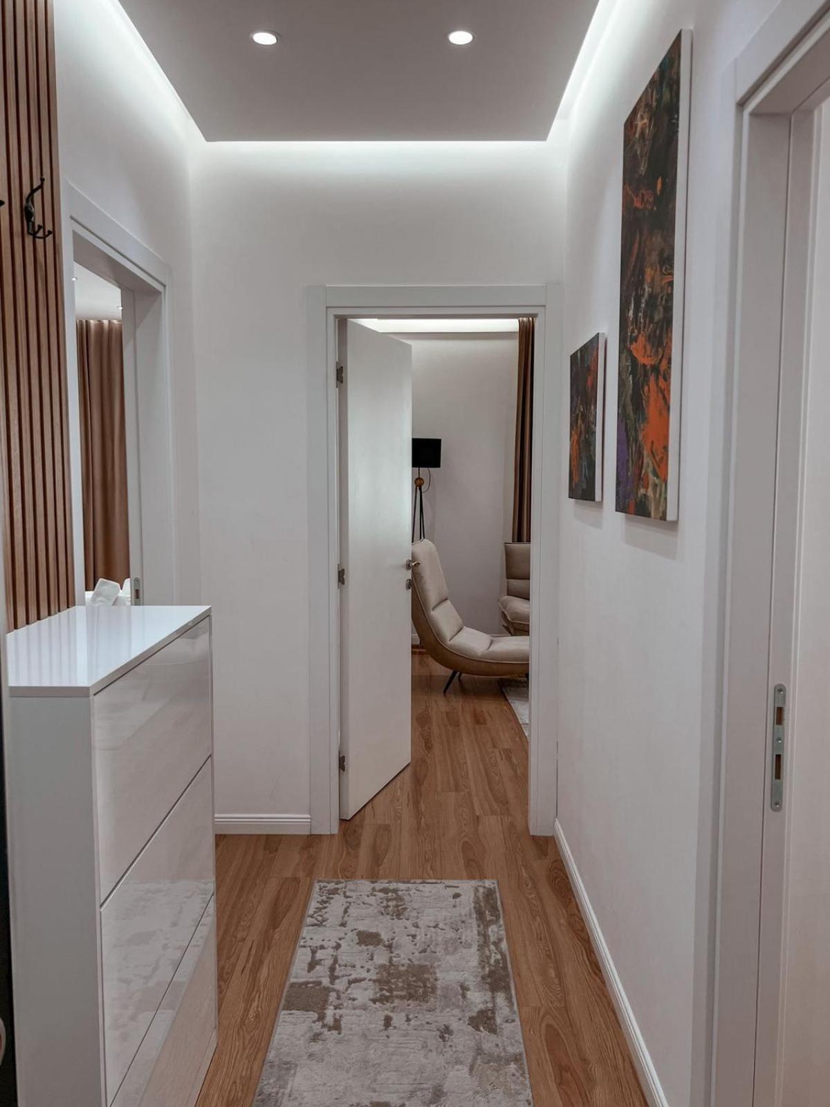 Lux Apartment At Arlis Τίρανα Εξωτερικό φωτογραφία